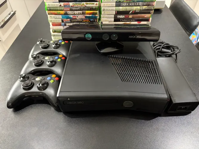 Xbox 360 Slim com Kinect + 3 Controles + 50 Jogos *COM DEFEITO*
