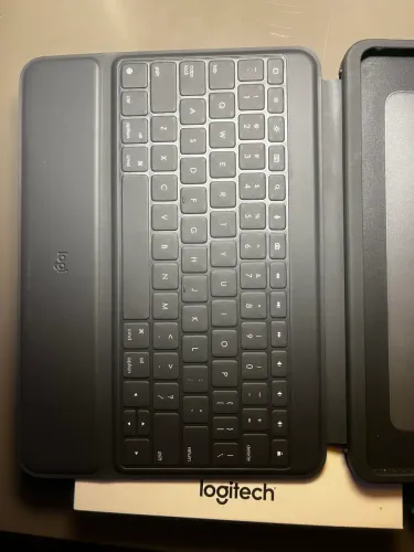 Capa com teclado para ipad loggitech rugged folio