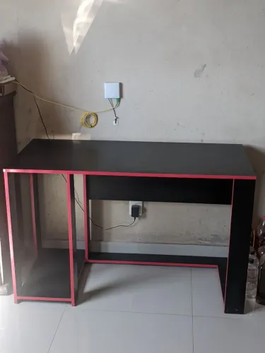 Mesa Gamer/Escrivaninha Preta e Vermelha - Ótimo Estado!