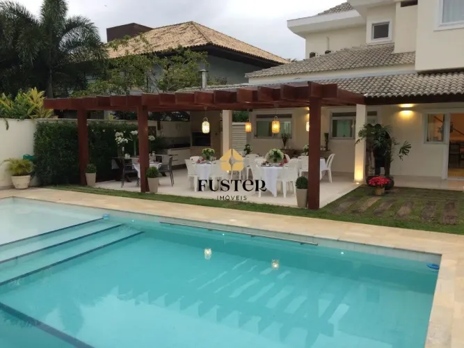 CASA LINDA COM ÁREA EXCLUSIVA DE CHURRASCO