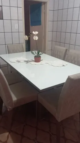 Vende-se mesa com 6 cadeiras nova ,apenas 2 mês de uso.1800