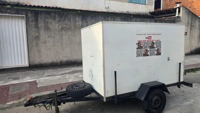 Reboque baú  branco medidas internas ternas 212 comprimento  121 largura  135 altura  step