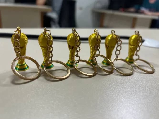 Vendo chaveiros com réplica da taça da copa