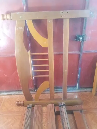 Vende se uma cama de madeira de lei