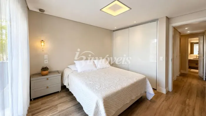 Sobrado/Casa Triplex para Locação Anual Mobiliada, 3 Quartos (1 suíte), 5 banheiros, 1 Vag