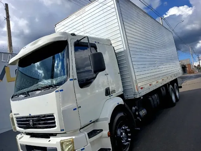 Volvo VM 260 Baú Galego 8 metros