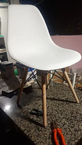 Cadeira moderna e estilosa, está procurando uma cadeira bonita, resistente e confortável.