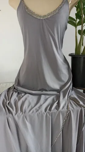 Vestido longo com abertura na frente