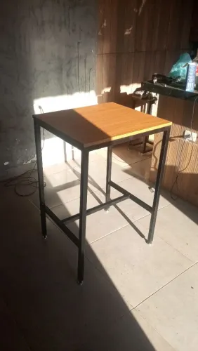 Mesa de metalon