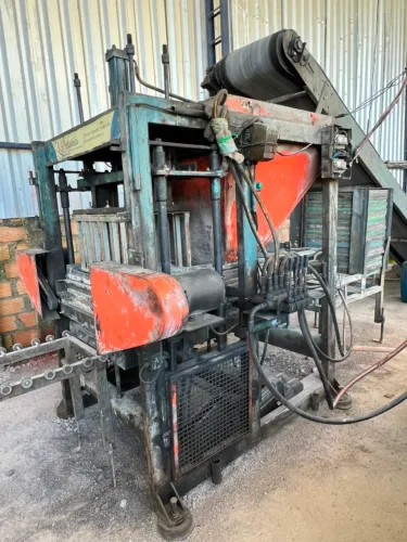 MÁQUINA HIDRÁULICA 643 PARA FÁBRICA DE BLOCOS, PAVERS E MEIO-FIO - PRONTA PARA PRODUZIR
