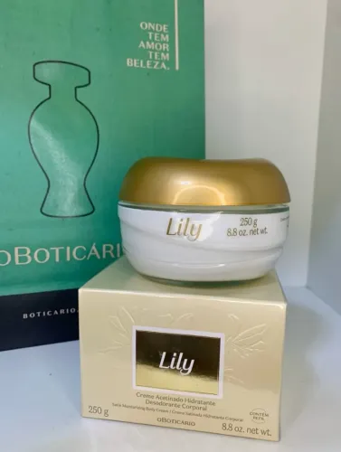 O Creme Acetinado Lily tem um toque aveludado e um delicioso aroma marcante que dura o dia