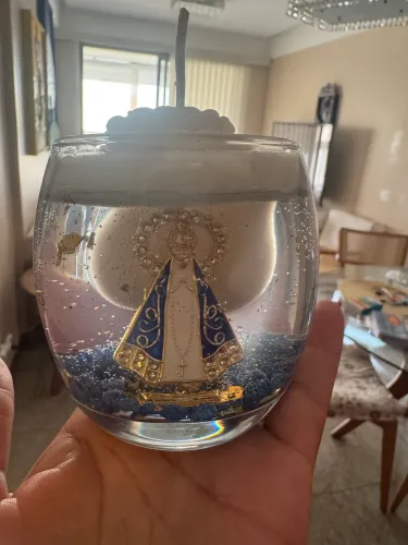 Vende se velas aromáticas e decorativas