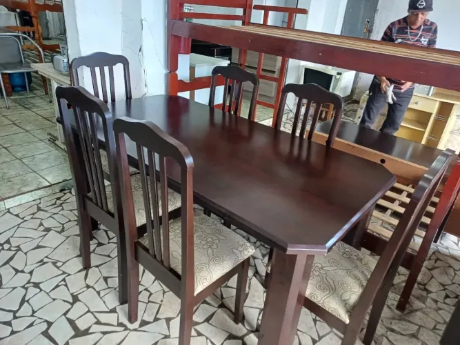 Mesa com 6 cadeiras madeira maciça