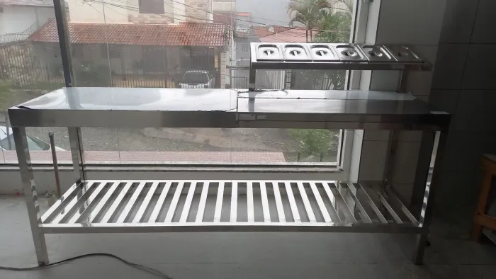 Bancadas e mesa em inox
