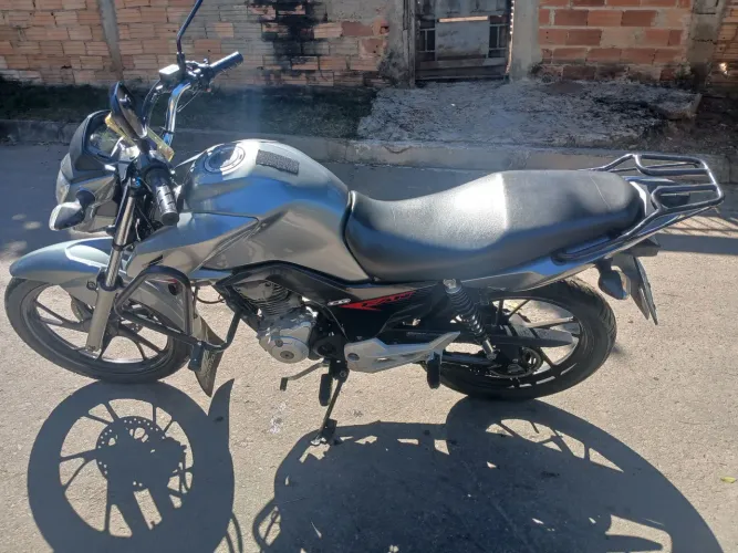Vendo moto bem concervada ,so transferir e andar.em dias .