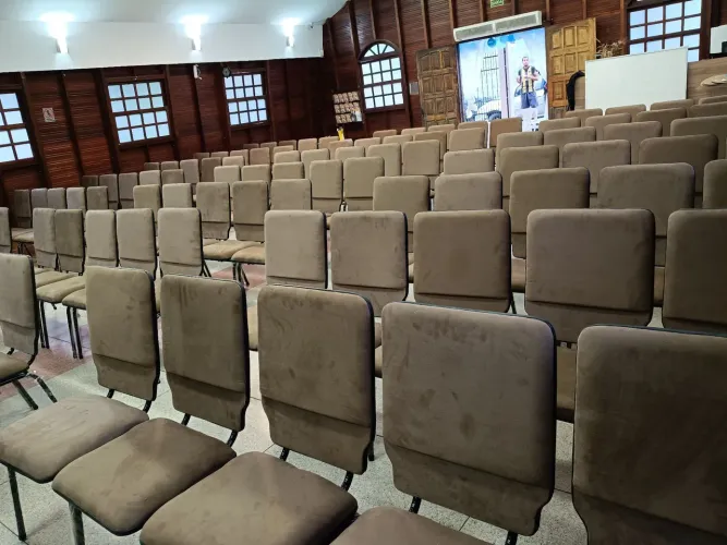 Cadeira estofada para igreja, novas. Fabricação própria 