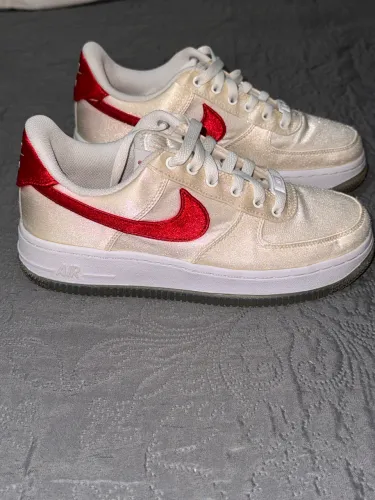 "Tênis Air Force ORIGINAL 1 Low '07 ""Satin White/Varsity Red""