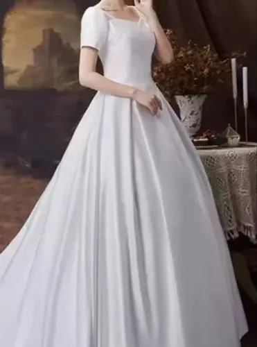 Vestido de noiva Novo sem uso! Acetina. Alta qualidade! Veste P, M, e G ele é ajustável. 