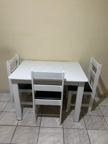 Mesa com 3 cadeiras