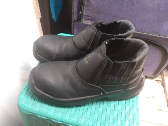 Um par de botas pra trabalhar bico de aço