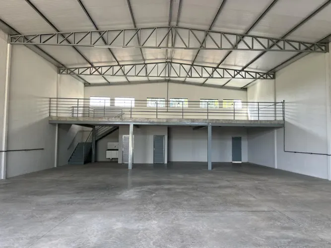 Galpão comercial com telha isotérmica em Goiânia