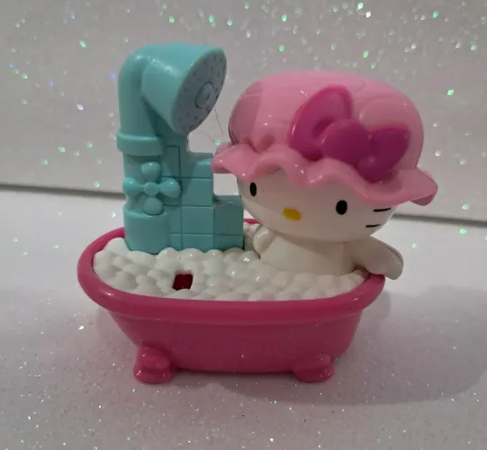 Miniatura colecionável Hello Kitty na Banheira