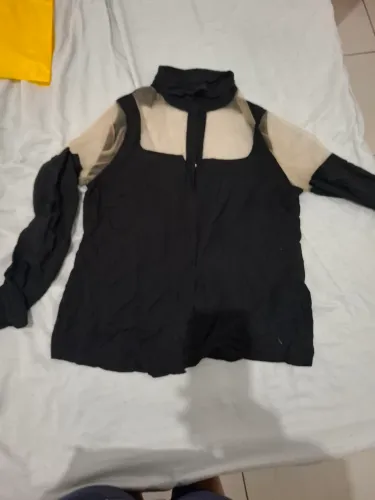 Blusa Camisa Preta Manga Longa com Tule Bege - Perfeita para Sobreposição