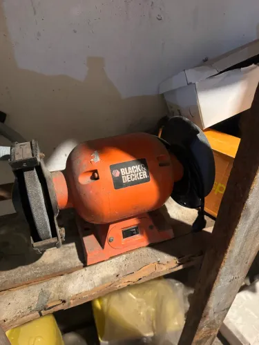 Esmeril de bancada da marca Black+Decker.