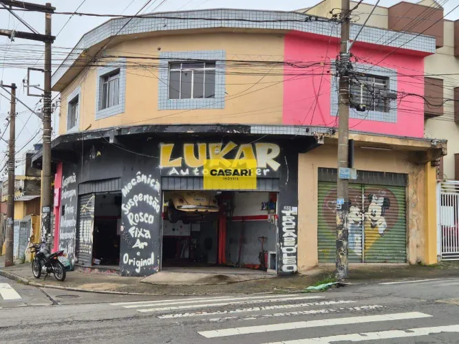 Prédio Comercial à Venda com 2 Salões, 3 Salas e 4 Vagas no Camilópolis Santo André