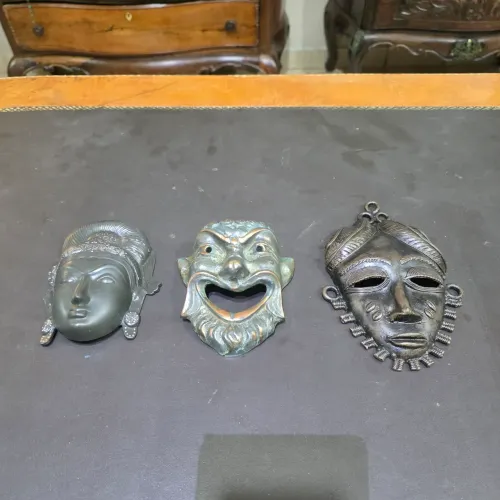 Máscaras africanas de metal antigas