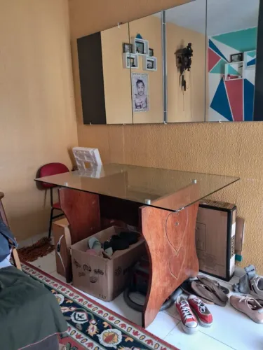 Mesa de vidro com base de madeira