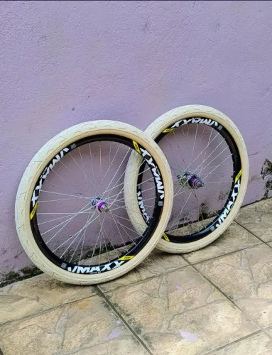 Vende-se par de pneu branco