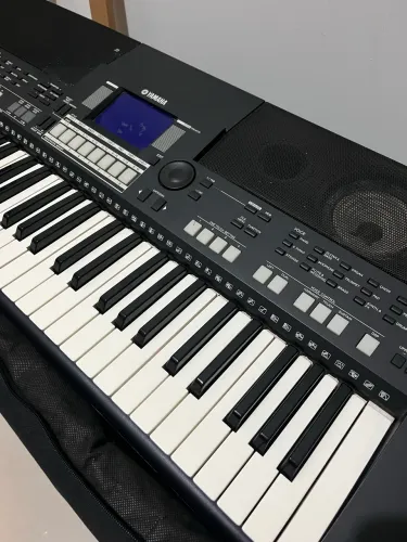 Teclado Yamaha PSR S550