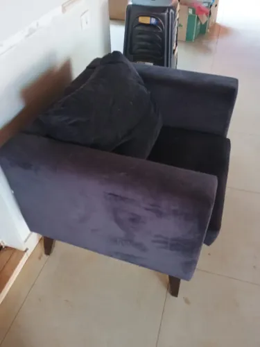Poltrona Confortável em Suede/Veludo Escuro com Pés Palito de Madeira