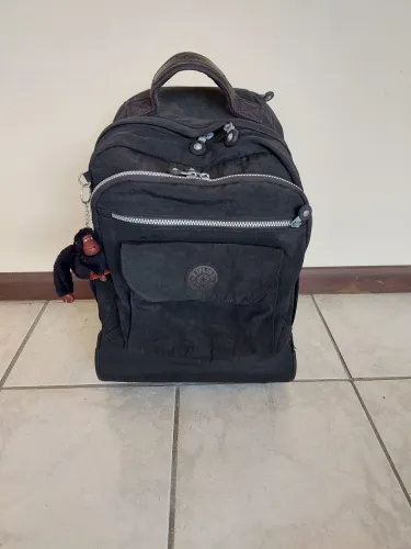 Mochila preta com rodinhas original kipling usada