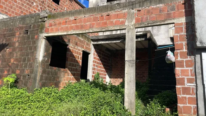 Vendo casa em obra, toda lajeada pronta para o primeiro andar 