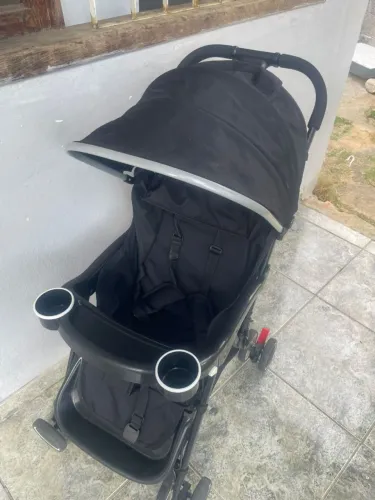 CARRINHO DE BEBÊ E BEBÊ CONFORTO