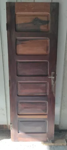 Porta de Madeira Maciça com almofadas