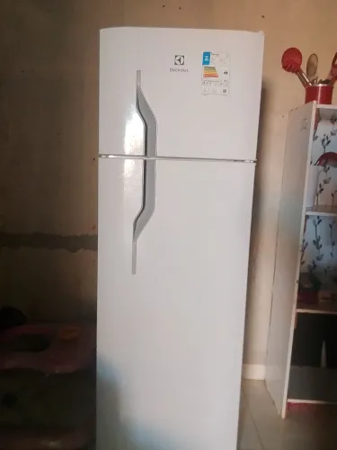 Vende-se geladeira 1500 e armarinho 300 os dois