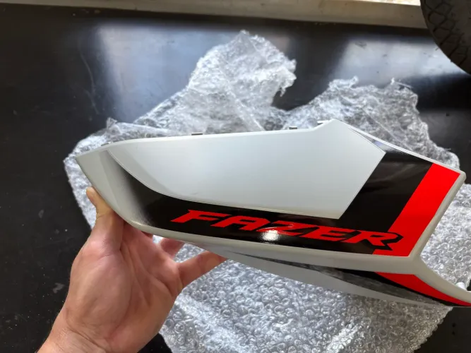 Aba Direita tanque FZ-25