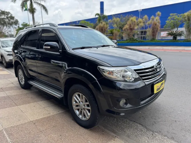 Toyota Hilux SW4 SR 4X2 2.7/ 2.7 Flex 16V Aut. 2013