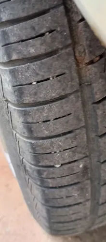 Troco rodas 14 com pneus Pirelli seminovos em rodas 15 com pneus.