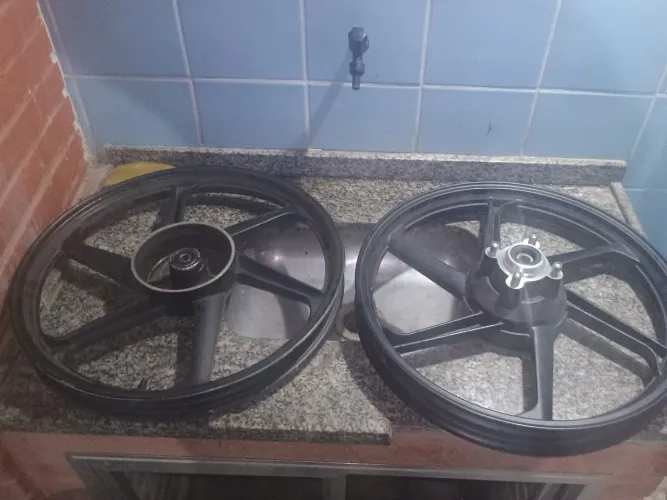 Roda liga leve fan-125 2009/2018 freio tambor preto. Par (ZAP *)