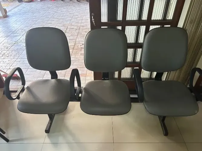 CADEIRA LONGARINA CINZA DE 3 LUGARES EM BOM ESTADO
