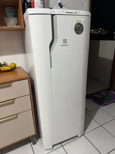 Vendo uma geladeira nova 