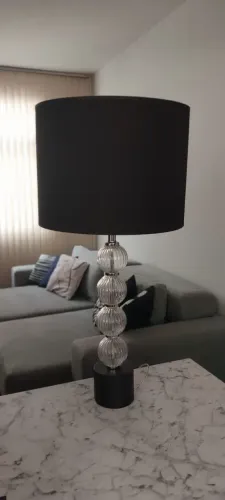 Abajur de mesa com base em vidro e cúpula em tecido