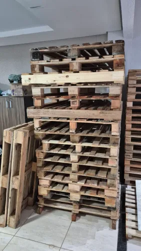 Pallets seminovos 1MT por 1.20MT madeira eucalipto. Entregamos com taxa de entrega. 