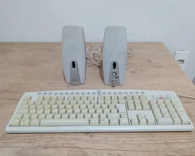 Teclado+Caixas de som Antigo