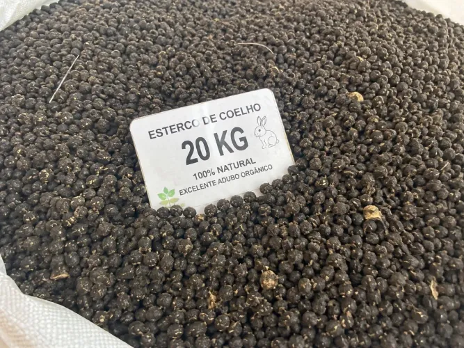 Esterco de Coelho 20kg - Adubo Orgânico Natural com Feno