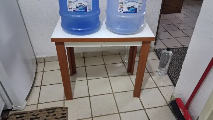 Mesa de apoio com tampo 68x40cm e altura de 61 cm